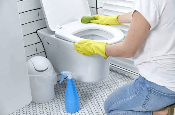 Cách dọn nhà vệ sinh sạch sẽ, bảo vệ sức khỏe người cao tuổi